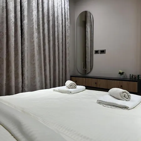 アパート Urban Elderwood Haven