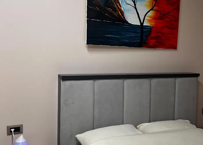 アパート Urban Elderwood Haven