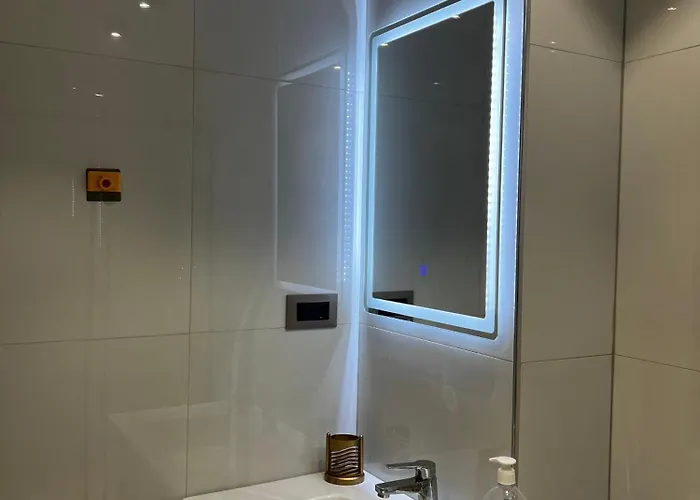 Urban Elderwood Haven ティラナ